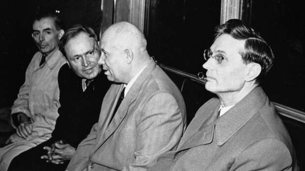 Справа налево: Михаил Суслов, Никита Хрущёв, Николай Губанков (начальник "Метростроя") в вагоне метро. Фото: © РИА Новости/Лев Великжанин