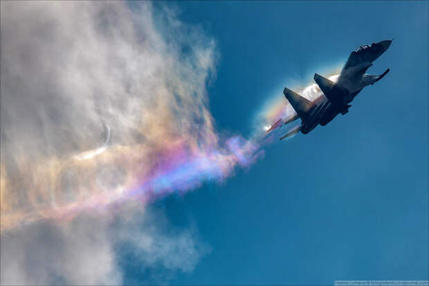 Су-30СМ вытягивает кусок радуги из облака.