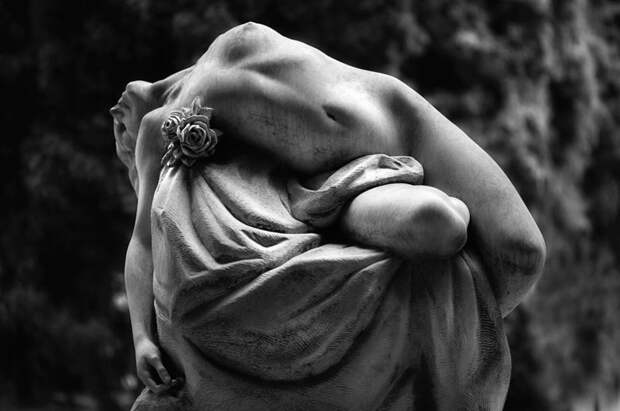 10) Скульптура на монументальном кладбище Стальено Мужское тело, Скульптуры, женские формы