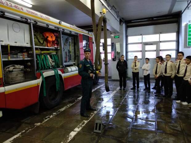 Сотрудники 39 Пожарно-спасательной части провели познавательную лекцию для кадетов СЗАО. Фото: МЧС
