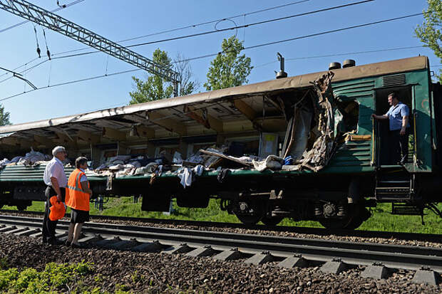 На месте столкновения пассажирского и грузового поездов на железнодорожном перегоне между Наро-Фоминском и Бекасово в Московской области.