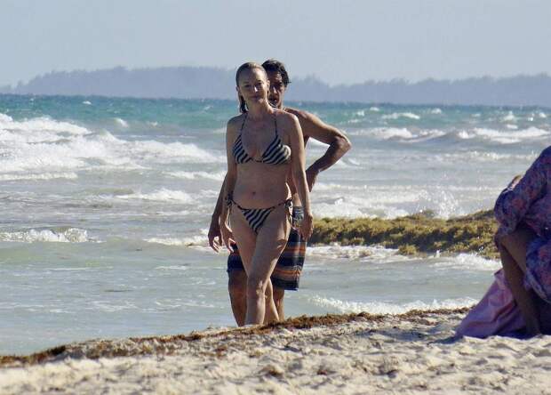 56-летняя звезда «Твин Пикса» удивила фанатов фигурой в бикини на фото папарацци