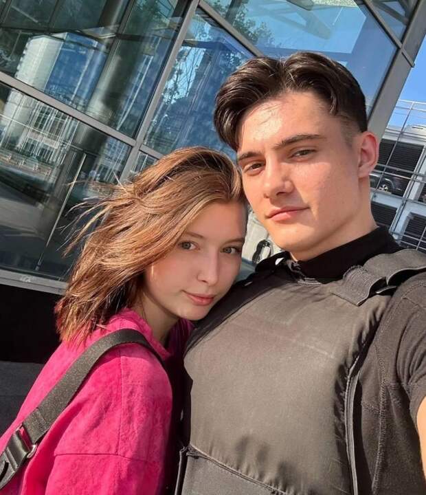 Секси МК и его блёклая жёнушка в качестве типичной пары для этого вида мужчин Секси МК и его блёклая жёнушка в качестве типичной пары для этого вида мужчин