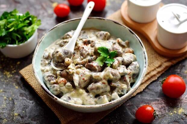 Куриные сердечки с грибами в сметане. \ Фото: receptisalatov.com. Куриные сердечки с грибами в сметане. \ Фото: receptisalatov.com.