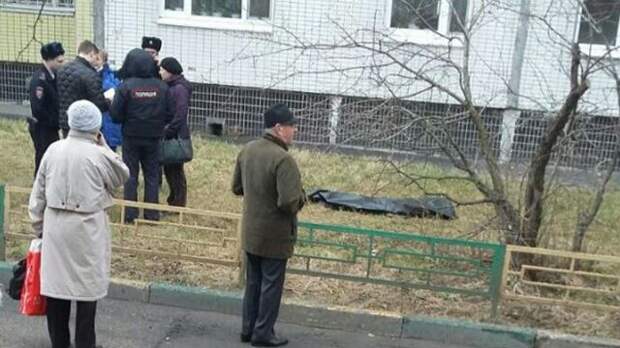 СК проводит проверку по факту гибели мужчины, выпавшего из окна горящей квартиры в Москве