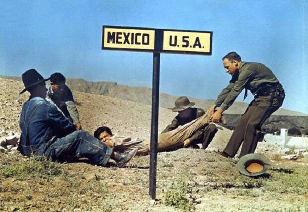 Американские пограничники пытаются втянуть преступника на свою территорию, чтобы не дать ему скрыться в Мексике в 1920 году.
