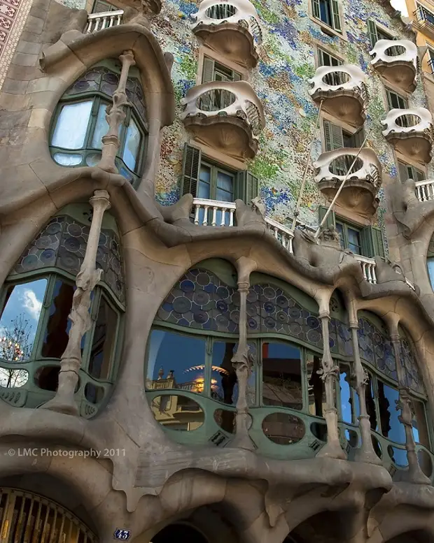 Творения гауди. Творения Гауди в Барселоне. Шедевры Антонио Гауди. Антонио Гауди дом Батло. Барселона, Испания дом Бальо – творение Гауди.