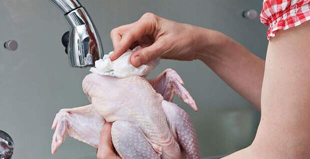 Мыть сырое мясо опасно для здоровья самого человека и окружающих