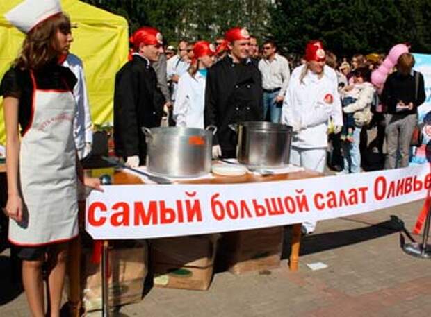 Гигантский оливье ко дню рождения Коми
