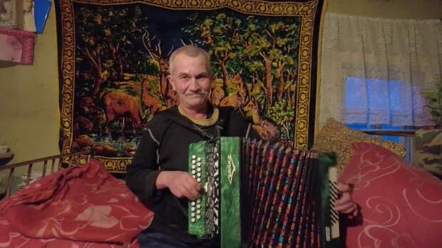 Это огромная, заброшенная деревня Мордовии. Здесь остались сотни брошенных домов и на десятки километров ни одной живой души. Люди покинули это место совсем недавно и масштаб просто потрясает.-46-2