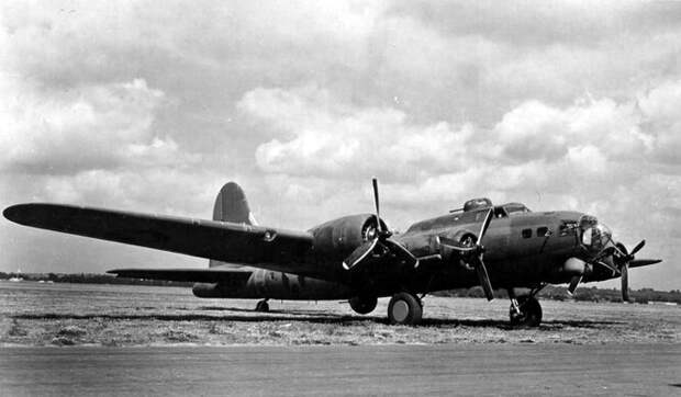 Boeing YB-40 – модификация тяжёлого бомбардировщика «Летающей крепости» B-17. YB-40 был буквально увешан пулемётами, чтобы обеспечить защиту от атак с любой стороны. При этом бомб он не носил – вместо них загружалась дополнительная амуниция. Но все эти пушки настолько утяжеляли самолёт, что в результате от него решили отказаться.