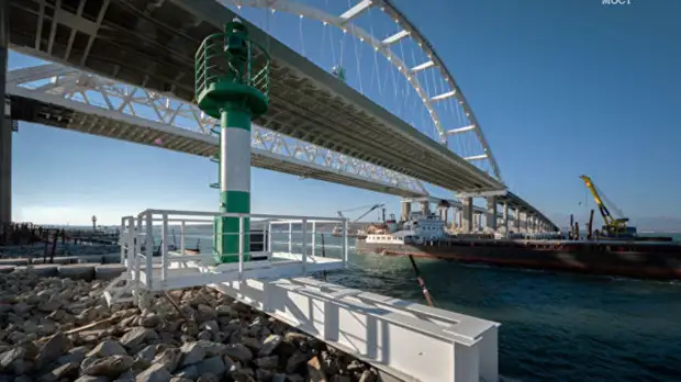 На Крымском мосту начался монтаж подсветки железнодорожной арки