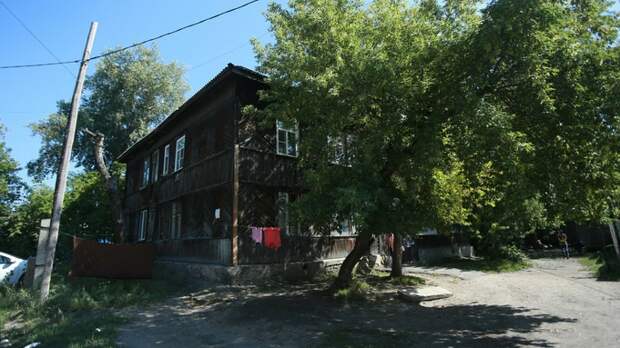 Барнаульский дом с прогнившей крышей признали аварийным. Теперь его расселят
