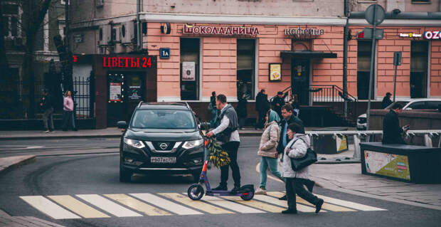 В Мытищах двое мужчин парализовали движение танцем на крыше машины