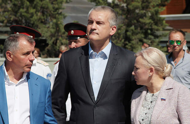Председатель Госсовета Крыма Владимир Константинов, глава Крыма Сергей Аксенов и член комитета Совета Федерации РФ по обороне и безопасности Ольга Ковитиди (слева направо) на церемонии открытия восстановленного памятника Екатерине II, который был возведен в 1890 году по случаю столетнего юбилея присоединения Крыма к России, в Екатерининском саду, Симферополь, 19 августа
