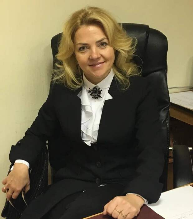 Самоотверженность Учительницы Биологии В брянской гимназии, где произошла трагедия с пальбой, ученики описали героические действия своей учительницы биологии, Офели Эдвардовны Мкртчан.-5