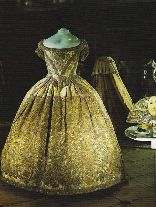 Величие и роскошь: коронационные платья российских самодержавных императриц