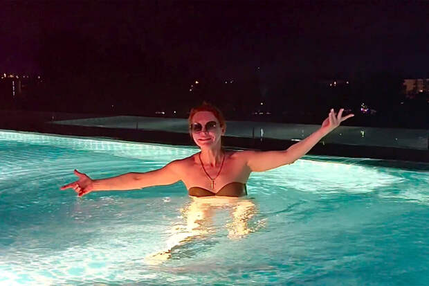 Фигуристка Марина Анисина записала для Пугачевой поздравление в бассейне