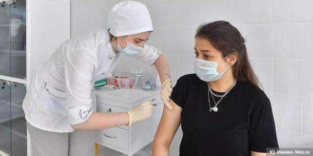 Главный инфекционист Москвы сделала прививку от коронавируса Фото: Ю. Иванко mos.ru