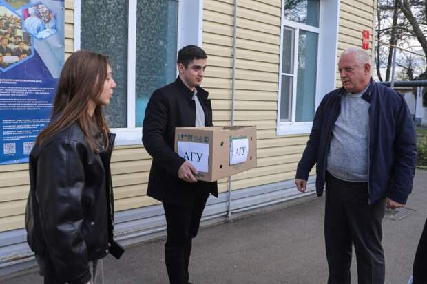 Представители АГУ передали в военный госпиталь гуманитарную помощь