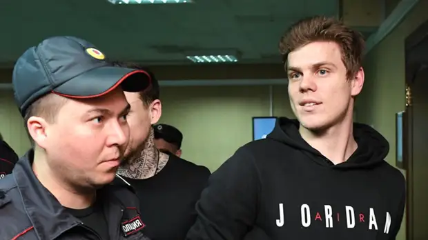 Кокорин назвал секундной слабостью удар Пака стулом