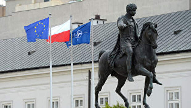 Флаги Польши, ЕС и НАТО в Варшаве. Архивное фото