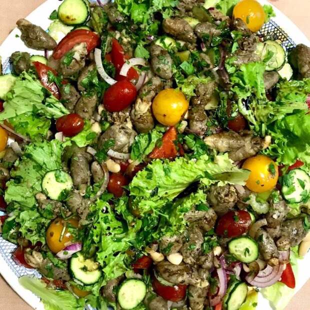Салат из куриных сердечек. \ Фото: cookpad.com. Салат из куриных сердечек. \ Фото: cookpad.com.
