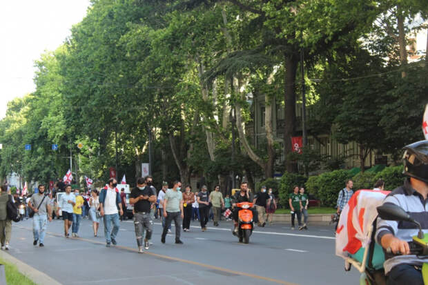 Митингующие направляются к от площади Свободы к площади Первой Республики.
