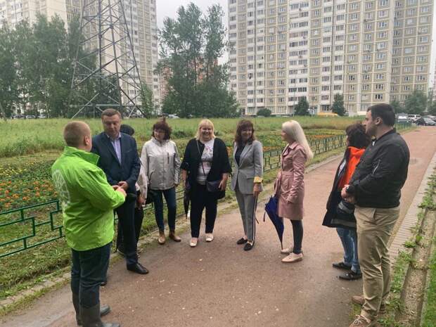 Елена Колесова осмотрит зеленые зоны Северного в рамках традиционного обхода Фото предоставлено управой