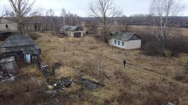 Это огромная, заброшенная деревня Мордовии. Здесь остались сотни брошенных домов и на десятки километров ни одной живой души. Люди покинули это место совсем недавно и масштаб просто потрясает.-13-3