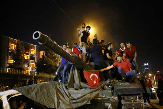 People stand on a Turkish army tank in Ankara, Turkey July 16, 2016.   REUTERS/Tumay Berkin