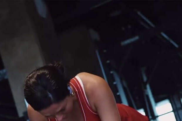 Певица Нюша снялась в комбинезоне в спортзале