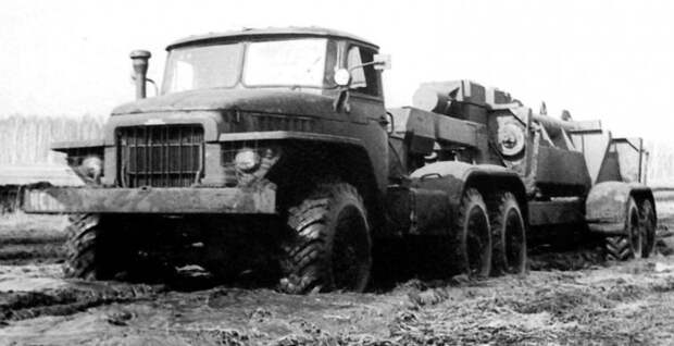 Экспериментальный тягач Урал-380 с открытым активным полуприцепом-шасси (из архива В. Дмитриева) авто, автопоезд