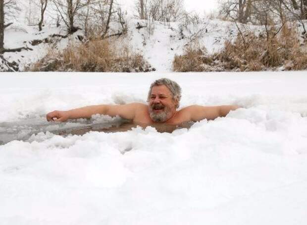 Как правильно купаться в проруби зимой