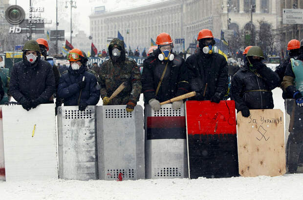 Украина. Киев. 22 января. Столкновения протестующих против действующей власти с сотрудниками правоохранительных органов. (REUTERS/Gleb Garanich)