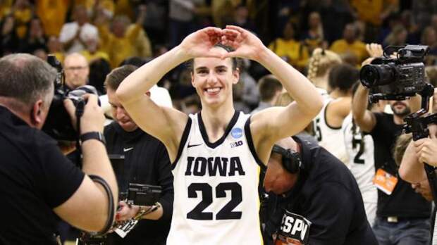 caitlin clark making a heart with her hands