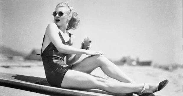 Джинджер Роджерс с солнцезащитным лосьоном, 1936 звезды, знаменитости, лето, пляж, прошлое, ретро, фотография