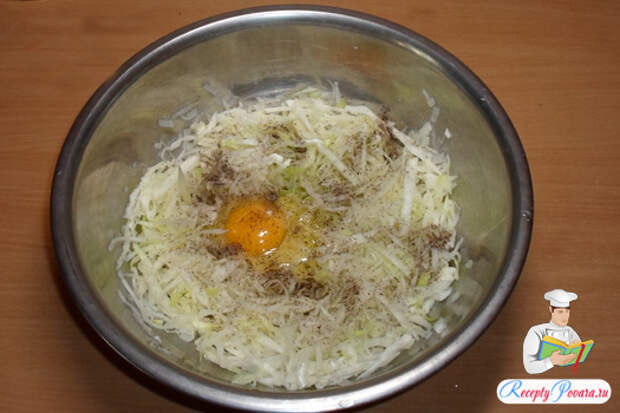 Добавляем яйца, соль, перец