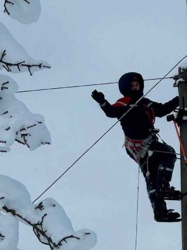 В Гиагинском районе продолжаются работы по восстановлению электроснабжения