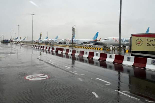 Запертые в аэропорту Дубая туристы из РФ жалуются на голод, наглость и ужас