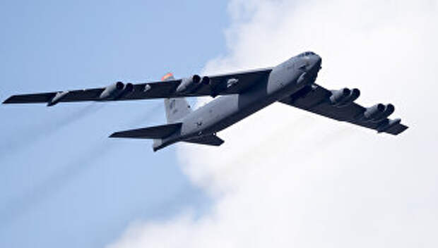Американский бомбардировщик B-52 в воздушном пространстве Литвы во время учений НАТО Американский бомбардировщик B-52 в воздушном пространстве Литвы во время учений НАТО