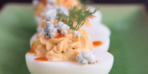 Фаршированные яйца с голубым сыром