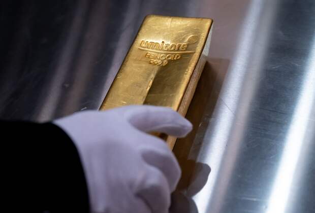 В ФРГ мужчина купил сейф за 15 евро и обнаружил внутри золотой слиток