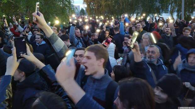 Протест на Октябрьской площади в Екатеринбурге, 15 мая 2019. Флэшмоб с фонариками