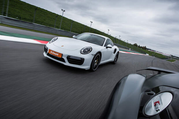 Битва года: Porsche 911 Turbo S vs Audi R8 V10 plus. Фото 7