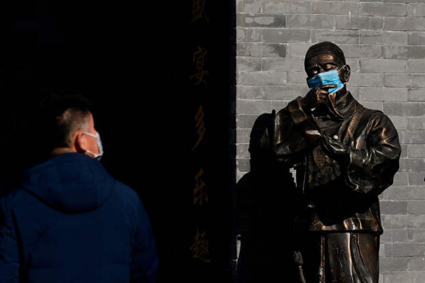Даже на бронзовой статуи в Пекине маска