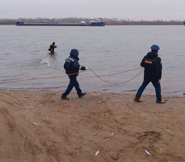 Водолазы обследуют места крещенских купаний в Астрахани