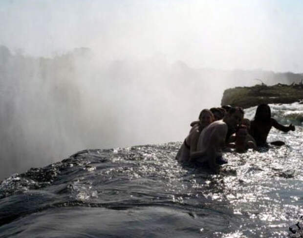 Дьявольская джакузи над водопадом Виктория