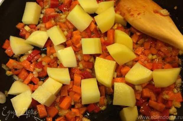 Тушим лук и чеснок до золотистого цвета, добавляем томатную пасту. Потом добавляем остальные овощи и тушим все минут 5.