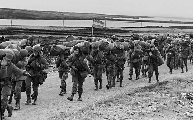 7 Argentine soldiers march on their way to occupy the captured Royal Marines base in Puerto ArgentinoPort Stanley.jpg